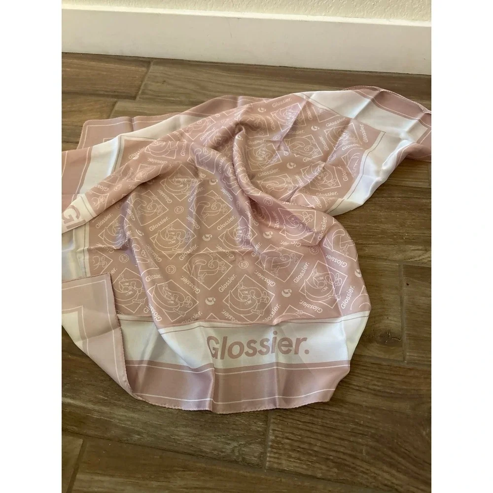 Light‎ pink glossier scarf